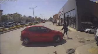 İstanbul - Ataşehir'de yol kenarında yürürken çarptığı kadın metrelerce savruldu : O anlar kamerada