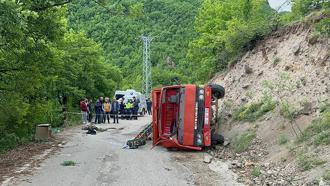 Artvin'de sondaj kamyonu devrildi; 1 ölü, 2 yaralı