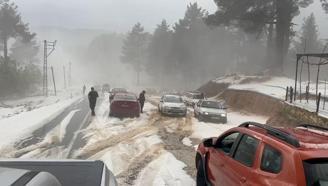 Çamlıyayla'da dolu; yollar kapandı