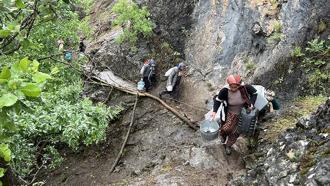Yüksekova'da berivanların zorlu yayla yolculuğu başladı