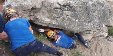 Tokat'ta, kaçak kazı yaparken üzerine devrilen kayanın altında can verdi