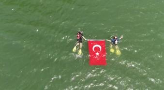 19 Mayıs’ı denizin altında Türk Bayrağı açarak kutladılar