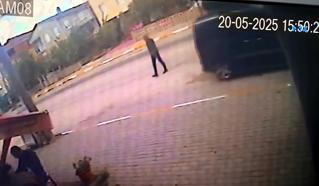 Tekirdağ'da hafif ticari aracın çaptığı yaya yaralandı; kaza kamerada