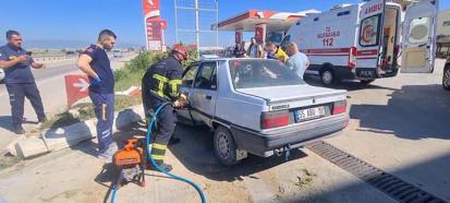 Bordür taşına çarpan otomobilin sürücüsü yaralandı