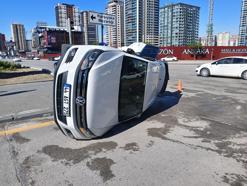 Hafif ticari araç ile otomobil çarpıştı: 2'si bebek 6 yaralı