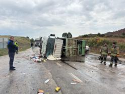 Belediyenin çöp kamyonu devrildi; 1 ölü, 1 yaralı