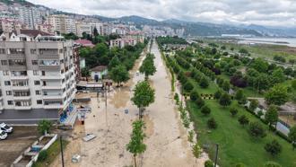 Trabzon'da sağanak; yollar göle döndü (3)