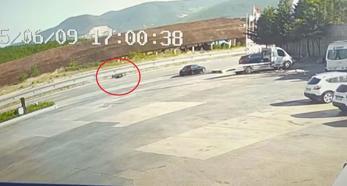 Motosikletiyle refüje çarpıp öldü; sürüklendiği anlar kamerada