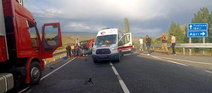 Kars'ta TIR ile otomobil çarpıştı; 1 ölü, 2 yaralı