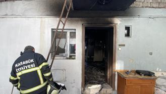 Karabük'te çıkan yangında iki katlı ev kullanılamaz hale geldi