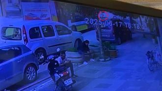 Özel halk otobüsü ile çarpışan motosikletin sürücüsü yaralandı; kaza kamerada