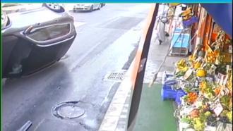 İstanbul - Sarıyer’de motosiklete çarpıp kaçan cip devrildi, kaza güvenlik kamerasında