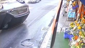 Sarıyer’de motosiklete çarpıp kaçan cip devrildi, kaza güvenlik kamerasında