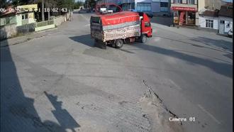 Kamyonet kasası kapağının çarptığı Nisanur öldü; kaza kamerada