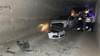 Beton duvara çarpan otomobildeki 2’si çocuk, 4 kişi yaralandı