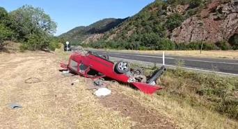 Otomobille takla atıp şarampole yuvarlandı, araçtan hafif sıyrıklarla çıktı