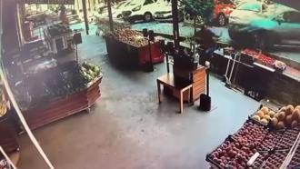 Eyüpsultan'da otomobil kaldırıma çıktı; market çalışanına çarptı