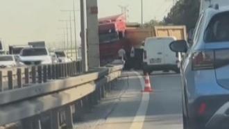 Eyüpsultan’da hafriyat kamyonu bariyerlere çarptı