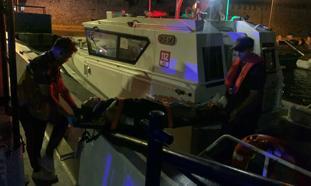 Bozcaada'da trafik kazası geçiren kadın, Sahil Güvenlik botu ile tahliye edildi