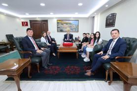 Vali Akkoyun, LGS Türkiye birincisi öğrencilerini makamında ağırladı