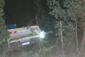 Kamyonet şarampole devrildi: 3 yaralı