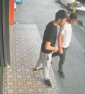İstanbul - Sultangazi'de biri bekledi diğeri çaldı; telefon hırsızlığı kamerada