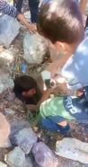 Mahsur kalan kediyi çocuklar kurtardı