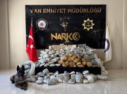Van'da durdurulan kamyonette 122 kilo uyuşturucu ele geçirildi; 2 gözaltı