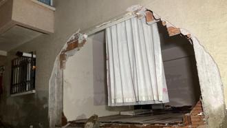 Ankara'da sağanak sele neden oldu; evin oda duvarı yıkıldı