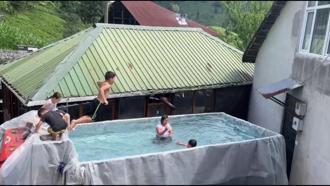 Kamyon kasasında çocukların yüzme keyfi kamerada