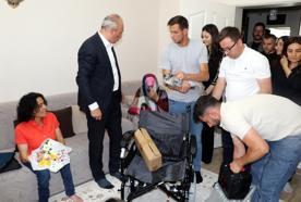 Başkan Sekmen’den komşularının darbettiği bedensel engelli kadına yeni tekerlekli sandalye
