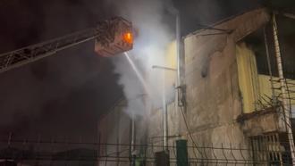 İstanbul - Zeytinburnu’nda boya imalathanesinde çıkan yangın söndürüldü