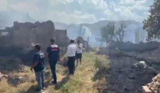 Köyde çıkan yangında 5 ev zarar gördü