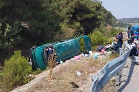 Sivas'ta minibüs devrildi: 13 yaralı