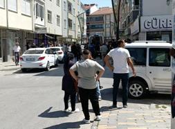 2 kardeş, kaldırımda yürüyen 2 kişiyi bıçakladı