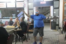 Çay dağıtırken yaptığı danslarla fenomen oldu
