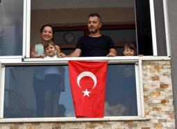 Konteynerden çıkardıkları bayrağı temizleyip evlerinin balkonuna astılar