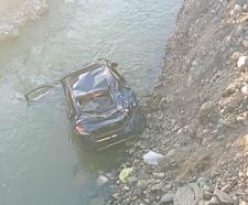 Otomobil Peri Çayı’na düştü, anne ve kızı yaralandı