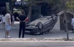 İstanbul - Beylikdüzü'nde ağaca çarpan otomobil takla attı: Yaya ezilmekten son anda kurtuldu