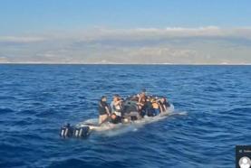 İzmir'de su alan bottaki 36 kaçak göçmen kurtarıldı; o anlar kamerada