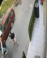 Yokuş aşağı hareket eden çöp konteynerini durdurdu; o anlar kamerada