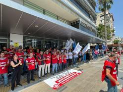 Karşıyaka Belediyesi işçi ve memurlarından iş bırakma eylemi