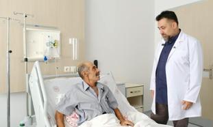 İneğin teptiği çiftçi, yelken göğüs ameliyatıyla sağlığına kavuştu