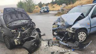 Çubuk'ta 2 otomobil çarpıştı: 7 yaralı