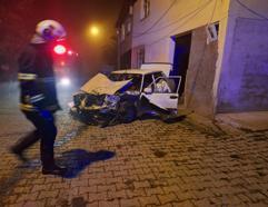 Otomobil, römorka çarptı; 1 ölü, 1 yaralı