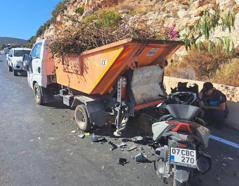 Atık toplama kamyonuna çarpan motosikletli öldü
