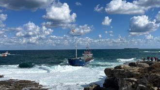 Kuru yük gemisi karaya oturdu; mürettebatı kurtarmak için çalışma başladı