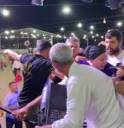 Düğünde, karşısında şarkı söylemeyi reddeden şarkıcıya saldırdı