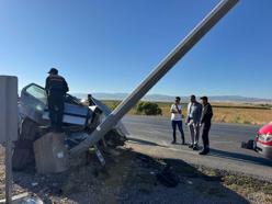 Otomobil refüjdeki direğe çarptı: 2 yaralı