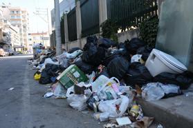 İzmir'de çöp yığınları tepkiye neden oldu